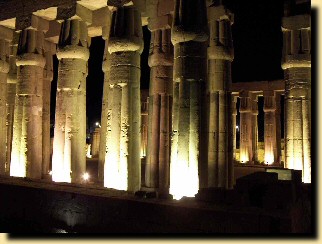 Vue de nuit de la salle hypostyle du temple de Louxor clair.